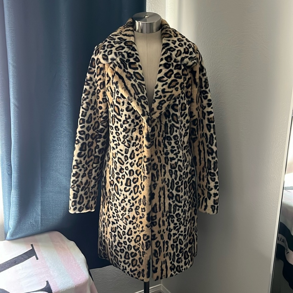 Badgley Mischka Stevie leopard coat. Worn once. Excellent condition. Size XS.